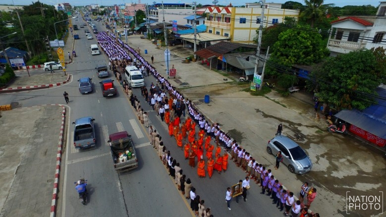 แห่รับสรีระสังขาร ‘หลวงปู่แย้ม’ เจ้าอาวาสวัดสามง่าม แน่นสองข้างทาง