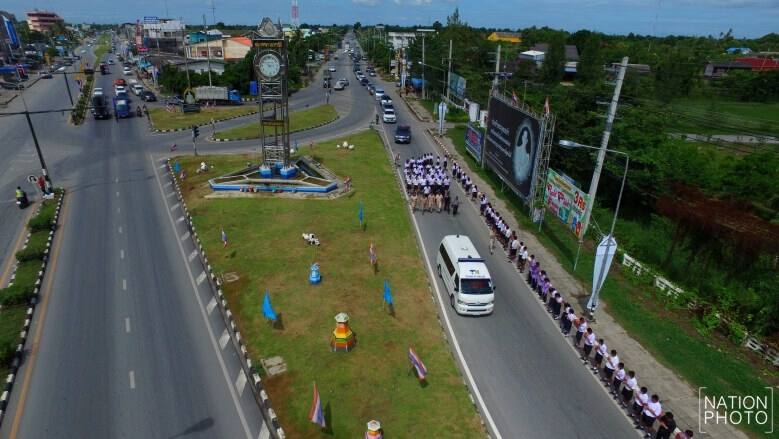 แห่รับสรีระสังขาร ‘หลวงปู่แย้ม’ เจ้าอาวาสวัดสามง่าม แน่นสองข้างทาง