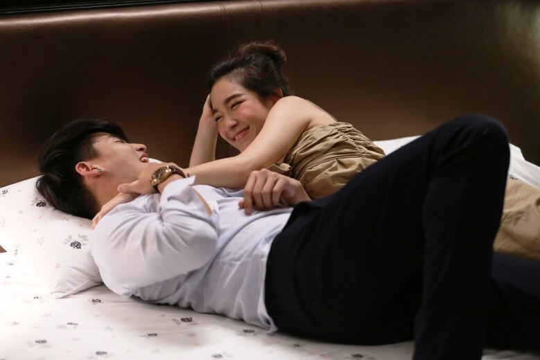 "ฮั่น" สุดเกรงใจ! จุ๊บปาก "โม มนชนก"
