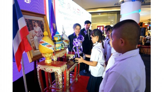 โครงการลดจำนวนขยะ (Love World Less Waste)