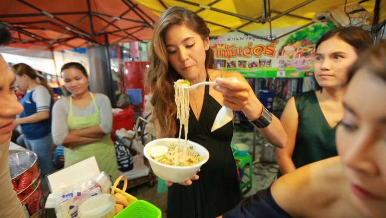 พ่อค้าฮือฮา...ทั้งตลาดนัดตะวันนา "จิ๊บ ปกฉัตร" ประชันแซ่บ "ใหม่ สุคนธวา"