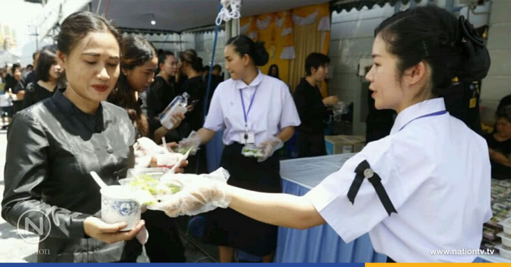 ในหลวงพระราชทานอาหารประชาชนที่มากราบพระบรมศพ ร.9 ในหลวงพระราชทานอาหารประชาชนที่มากราบพระบรมศพ ร.9