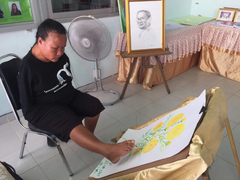 เท้าต่างมือวาด“ดาวเรือง”  จากหัวใจ"