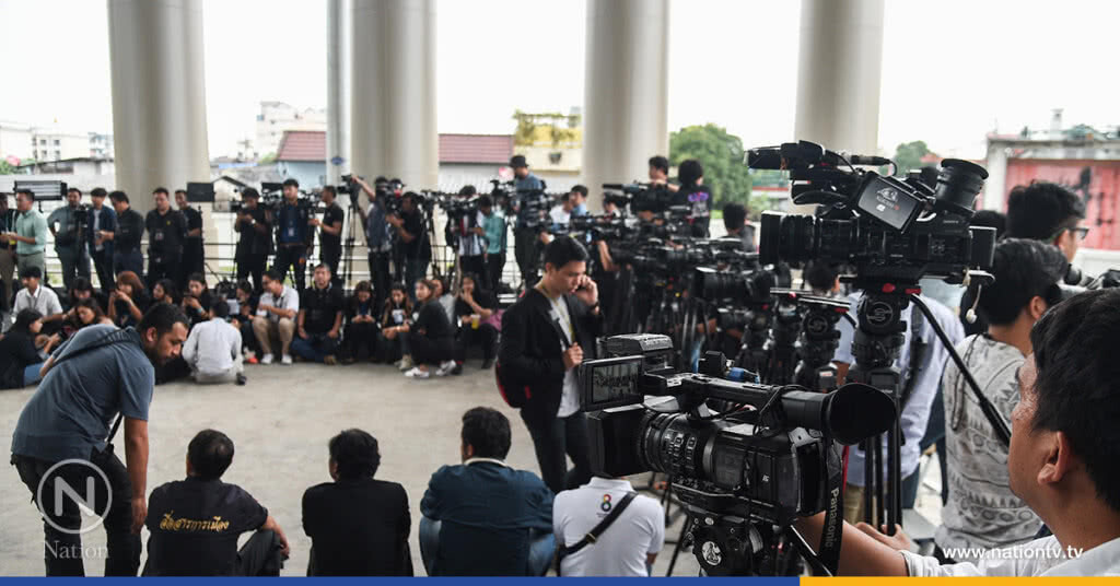 สื่อปักหลักรอหน้าศาลฯ คดีไร่ส้ม สื่อปักหลักรอหน้าศาลฯ คดีไร่ส้ม