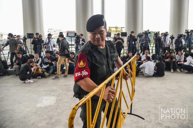 สื่อปักหลักรอหน้าศาลฯ คดีไร่ส้ม