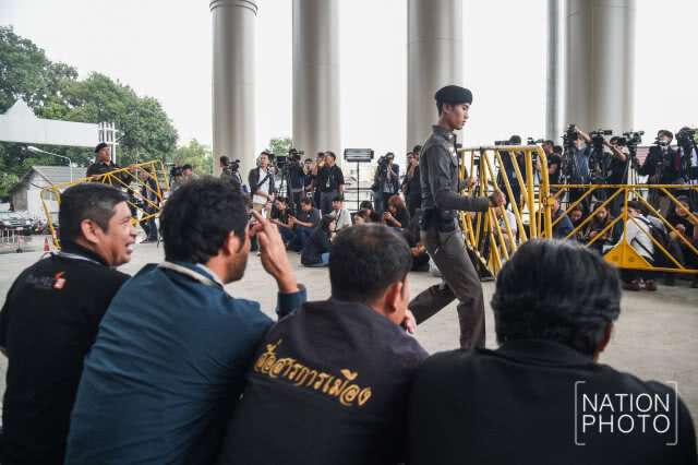 สื่อปักหลักรอหน้าศาลฯ คดีไร่ส้ม