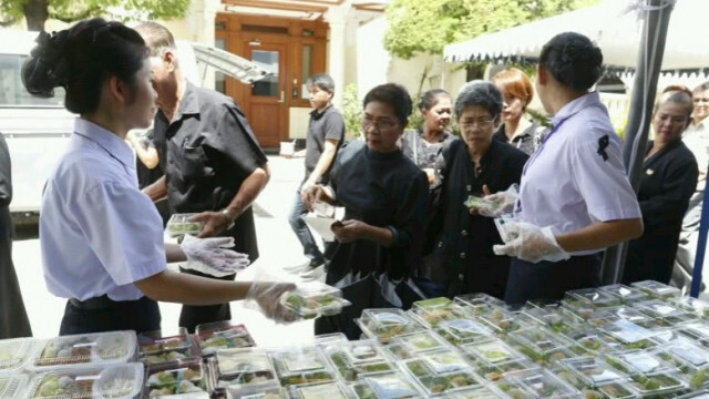 ในหลวงพระราชทานอาหารประชาชนที่มากราบพระบรมศพ ร.9