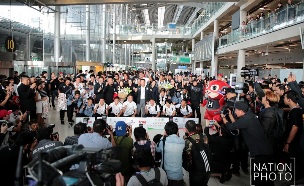 ภาพชุด นักเตะทีมชาติไทยแชมป์ซีเกมส์สมัยที่ 3 เดินทางกลับที่สนามบินสุวรรณภูมิ ภาพชุด นักเตะทีมชาติไทยแชมป์ซีเกมส์สมัยที่ 3 เดินทางกลับที่สนามบินสุวรรณภูมิ