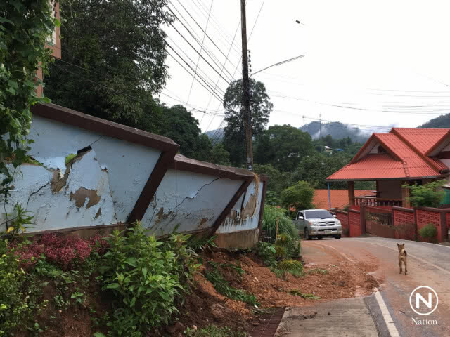 แม่ฮ่องสอนฝนหนัก! ไม้ล้มรั้วโรงเรียนพัง