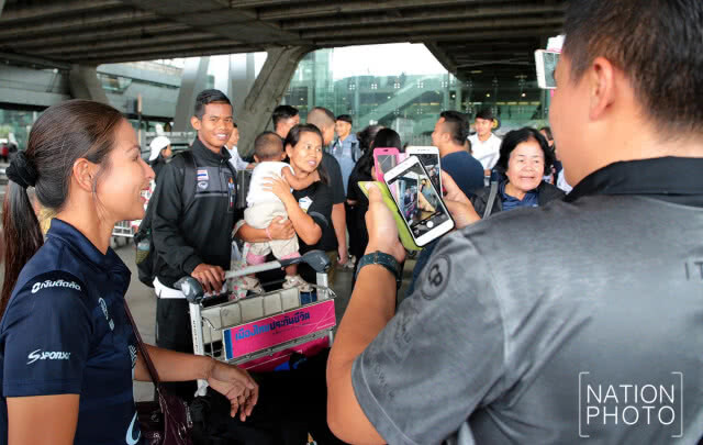 ภาพชุด นักเตะทีมชาติไทยแชมป์ซีเกมส์สมัยที่ 3 เดินทางกลับที่สนามบินสุวรรณภูมิ