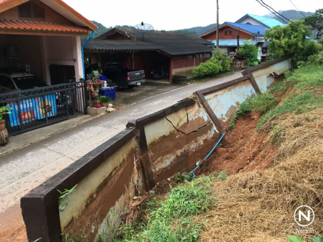 แม่ฮ่องสอนฝนหนัก! ไม้ล้มรั้วโรงเรียนพัง