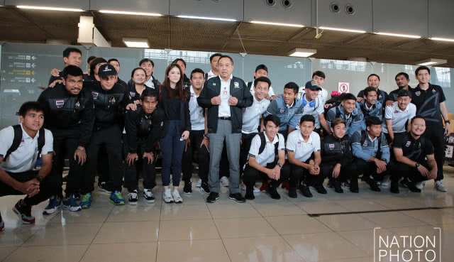ภาพชุด นักเตะทีมชาติไทยแชมป์ซีเกมส์สมัยที่ 3 เดินทางกลับที่สนามบินสุวรรณภูมิ