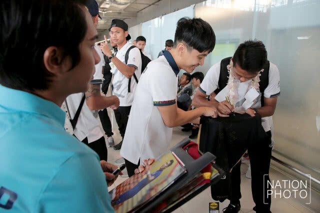 ภาพชุด นักเตะทีมชาติไทยแชมป์ซีเกมส์สมัยที่ 3 เดินทางกลับที่สนามบินสุวรรณภูมิ