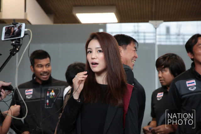 ภาพชุด นักเตะทีมชาติไทยแชมป์ซีเกมส์สมัยที่ 3 เดินทางกลับที่สนามบินสุวรรณภูมิ
