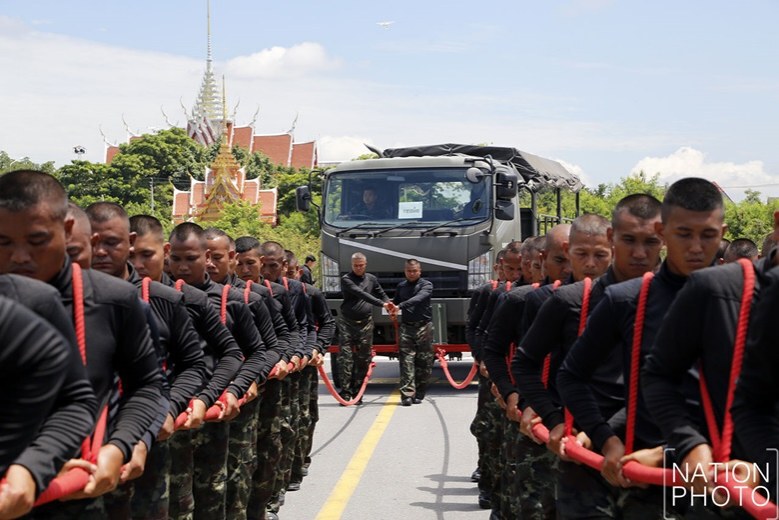 (ภาพชุด)ตรวจเยี่ยมการฝึกพลฉุดชักราชรถ