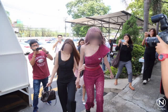 2 สาวไลฟ์สดโชว์สยิว เข้าพบ ตร.