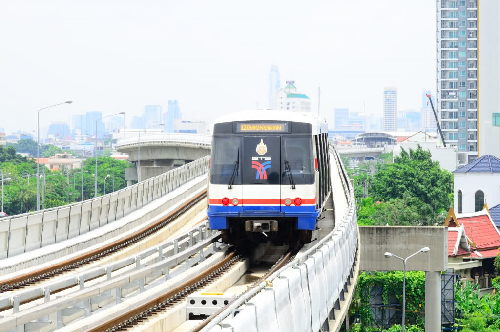 เมกะโปรเจกต์รถไฟฟ้าหลากสี ฝันจะเป็นจริงหรือดับสลาย?