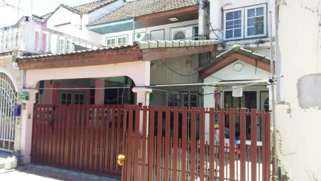 สาววัย 24 ปี แขวนคอตายคาลูกบิดประตู มีเงื่อนงำ