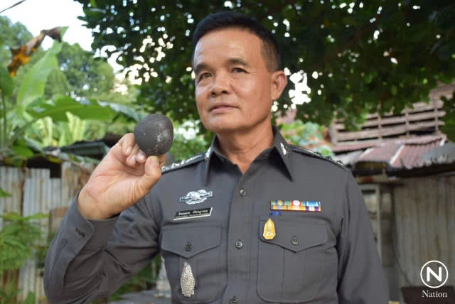 ดับเพลิงเมืองอุตรดิตถ์ นำลูกเปตองเผาในเตาอั้งโล่ก่อนเล่น ระเบิดใส่หน้า ดับอนาถ