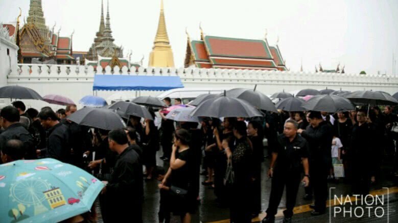 ยอดประชาชนขึ้นกราบพระบรมศพในหลวง ร.9 แล้วกว่า 10 ล้านคน ยอดประชาชนขึ้นกราบพระบรมศพในหลวง ร.9 แล้วกว่า 10 ล้านคน