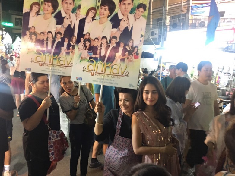 นักแสดงเดินสายโปรโมทละคร 'ลูกหลง'