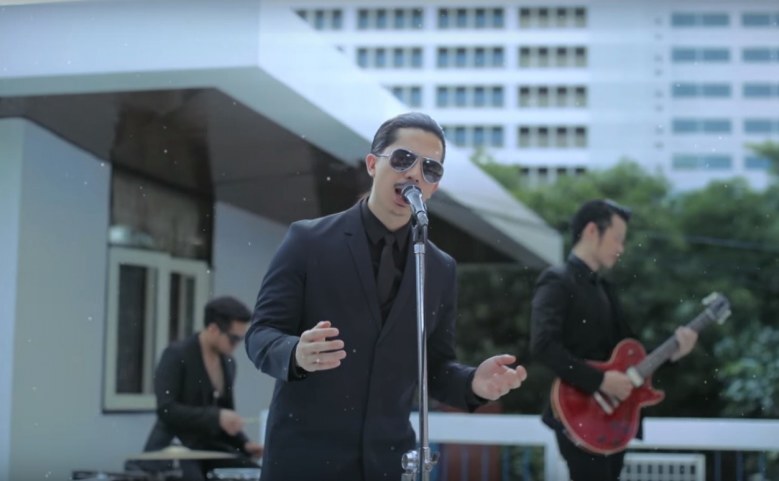 'สล็อตแมชชีน' เล่าบทเพลงผ่านชีวิตจริงในเอ็มวี 'หลับตา'