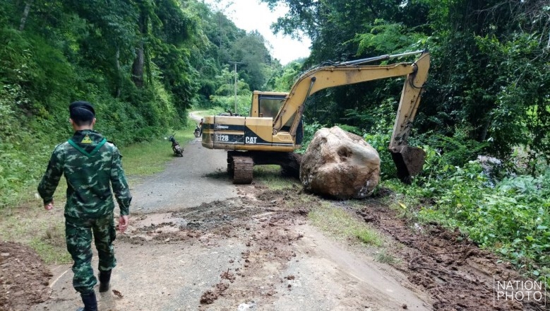 เคลียร์หินถล่มปิดเส้นทางบ้านเมืองน้อย-บ้านห้วยหก