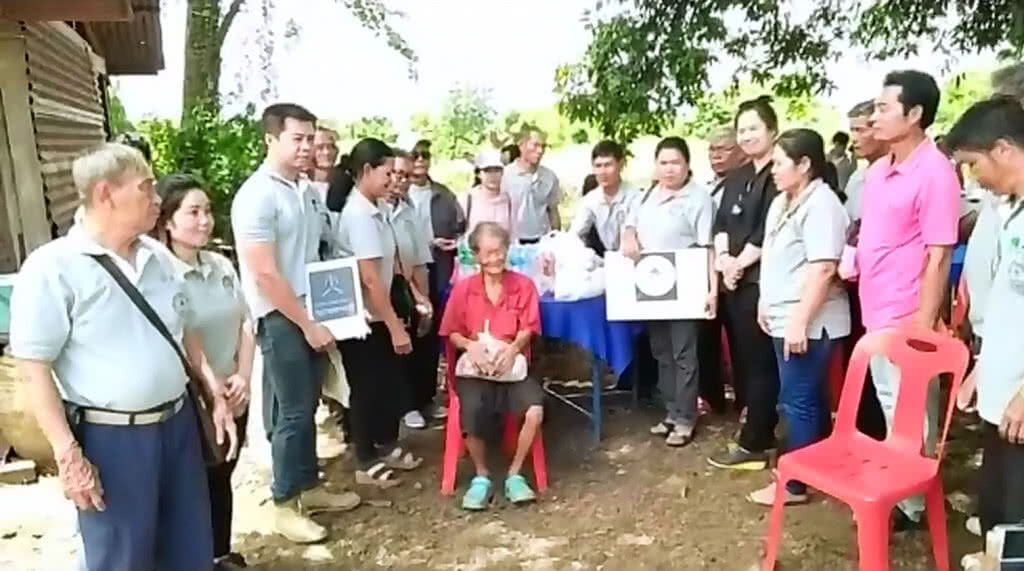 จิตอาสาช่วยคนวัย 79 ตามองไม่ชัด อยู่แบบไม่มีห้องน้ำ