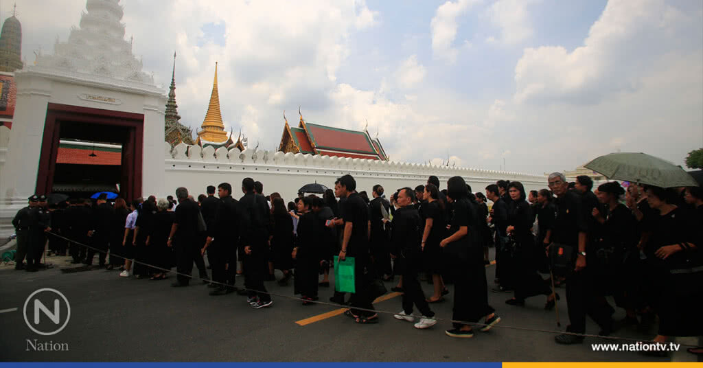พสกนิกรทั่วประเทศยังคงเดินทางมากราบสักการะพระบรมศพกันอย่างต่อเนื่อง พสกนิกรทั่วประเทศยังคงเดินทางมากราบสักการะพระบรมศพกันอย่างต่อเนื่อง