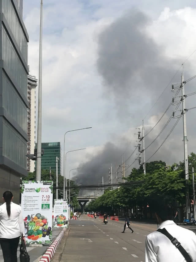 เพลิงโหมกระหน่ำ บ้านพักพนง.รถไฟ จนท.ระดมฉีดน้ำ 30 นาที สงบ