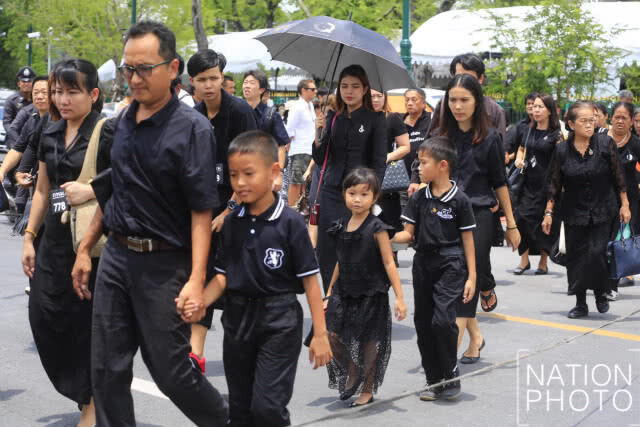 พสกนิกรทั่วประเทศยังคงเดินทางมากราบสักการะพระบรมศพกันอย่างต่อเนื่อง