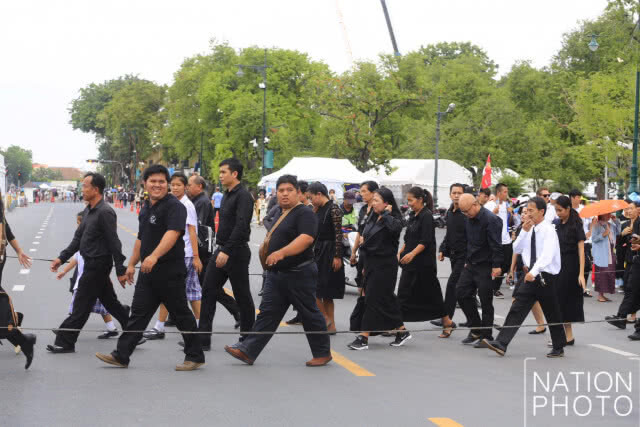 พสกนิกรทั่วประเทศยังคงเดินทางมากราบสักการะพระบรมศพกันอย่างต่อเนื่อง