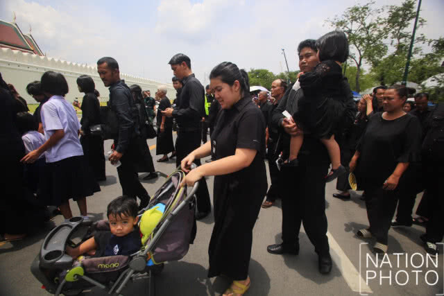 พสกนิกรทั่วประเทศยังคงเดินทางมากราบสักการะพระบรมศพกันอย่างต่อเนื่อง