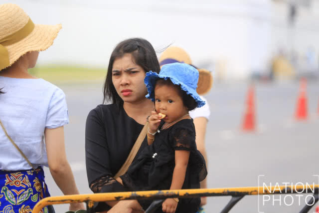 พสกนิกรทั่วประเทศยังคงเดินทางมากราบสักการะพระบรมศพกันอย่างต่อเนื่อง