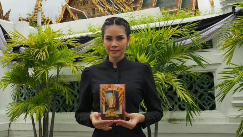 คณะมิสไทยแลนด์เวิลด์เข้ากราบพระบรมศพในหลวง ร.9