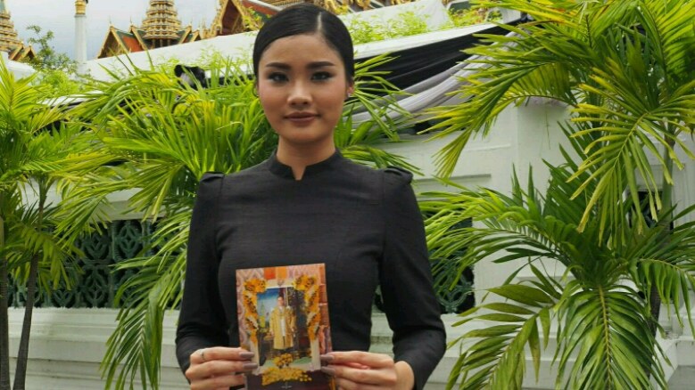 คณะมิสไทยแลนด์เวิลด์เข้ากราบพระบรมศพในหลวง ร.9