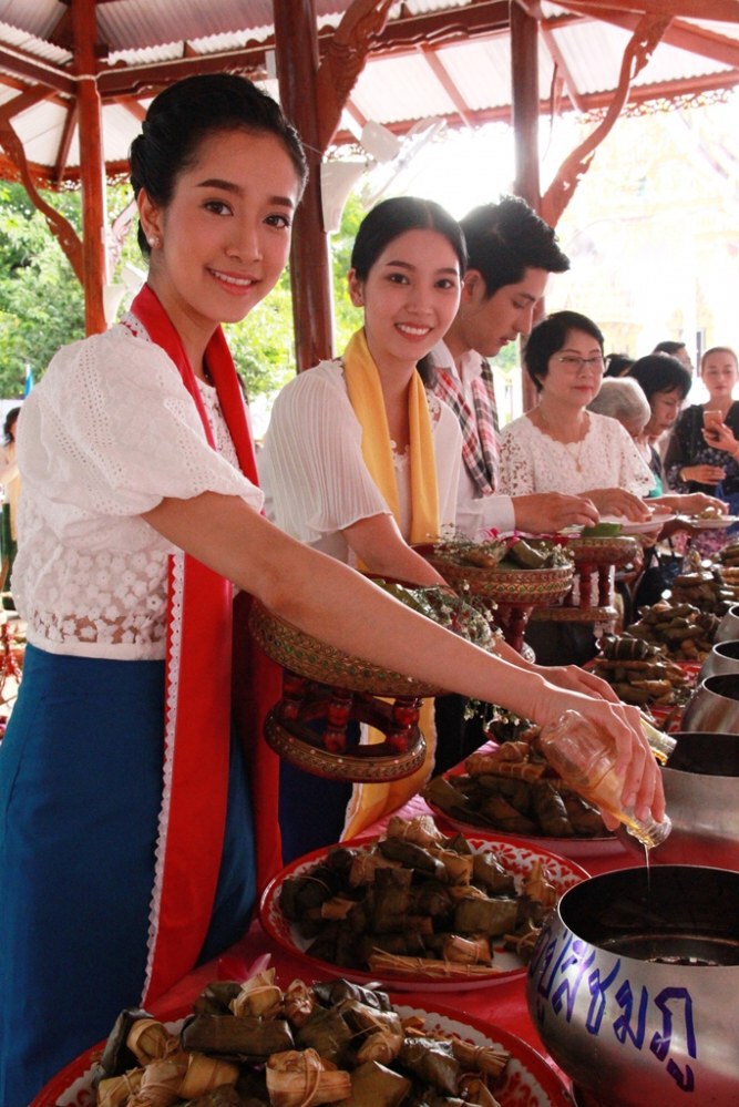 'อ๊อฟ' นำทีมนักแสดงรุ่นใหม่ร่วมกิจกรรม 7 สี รักษ์ประเพณีไทย 