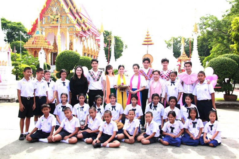 'อ๊อฟ' นำทีมนักแสดงรุ่นใหม่ร่วมกิจกรรม 7 สี รักษ์ประเพณีไทย 