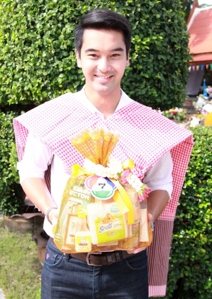 'อ๊อฟ' นำทีมนักแสดงรุ่นใหม่ร่วมกิจกรรม 7 สี รักษ์ประเพณีไทย 