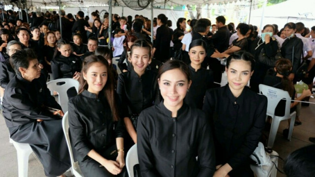 คณะมิสไทยแลนด์เวิลด์เข้ากราบพระบรมศพในหลวง ร.9