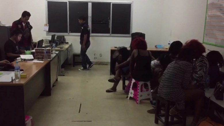 จับสาวผิวสี ลักลอบค้าประเวณีเมืองพัทยา