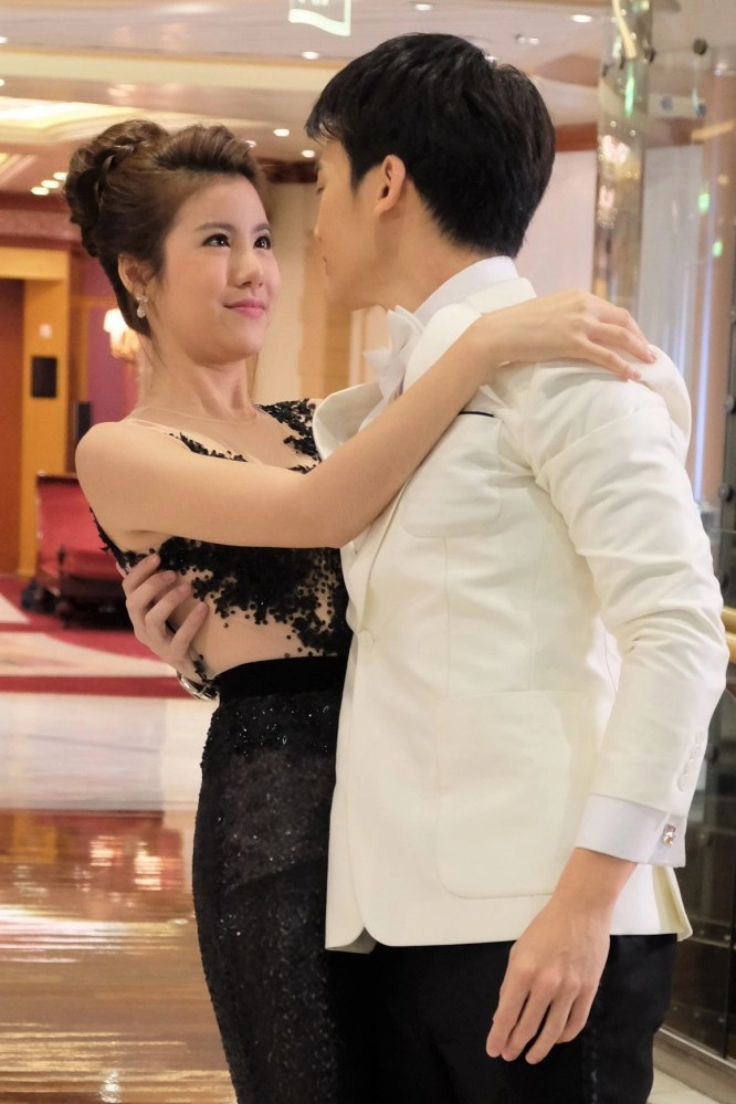 'บี้-เอสเธอร์' โชว์หวาน!! เต้นรำกลางเรือสำราญสุดหรู