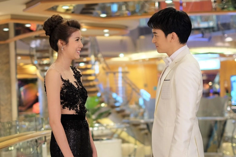 'บี้-เอสเธอร์' โชว์หวาน!! เต้นรำกลางเรือสำราญสุดหรู