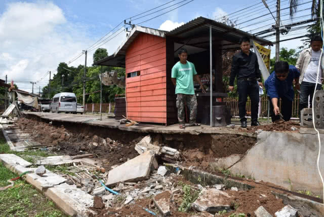 ฝนตกหนัก รูปปั้นพระยาพิชัยดาบหักทรุด