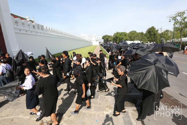 แม้แดดจะร้อน! แต่พสกนิกรชาวไทยยังคงเดินทางไปกราบพระบรมศพกันต่อเนื่องทั้งวัน