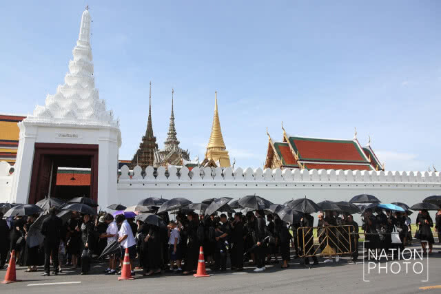 แม้แดดจะร้อน! แต่พสกนิกรชาวไทยยังคงเดินทางไปกราบพระบรมศพกันต่อเนื่องทั้งวัน