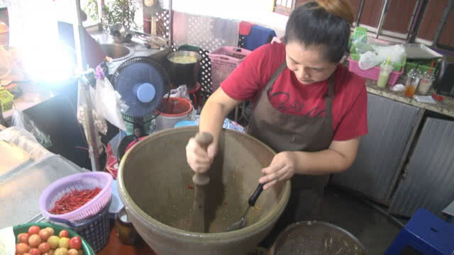 ส้มตำครกระเบิด ใหญ่ที่สุดในเมืองเลย ต้องล่ามโซ่กลัวหาย