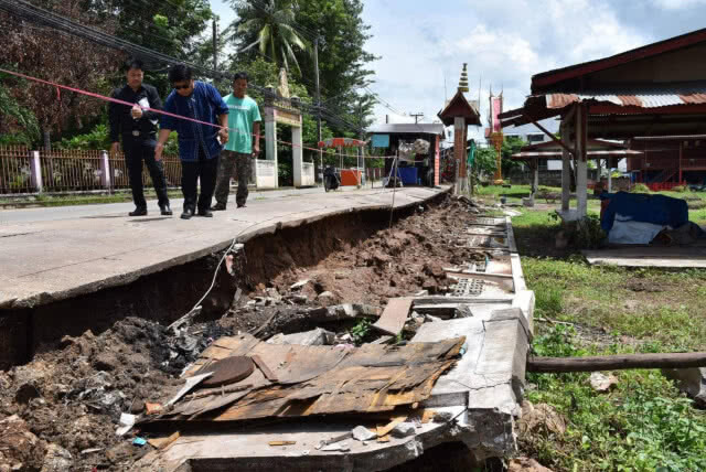 ฝนตกหนัก รูปปั้นพระยาพิชัยดาบหักทรุด