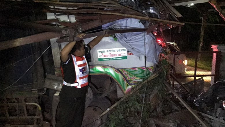 บรรทุกพ่วงเสียหลักชนบ้านพังเสียหาย