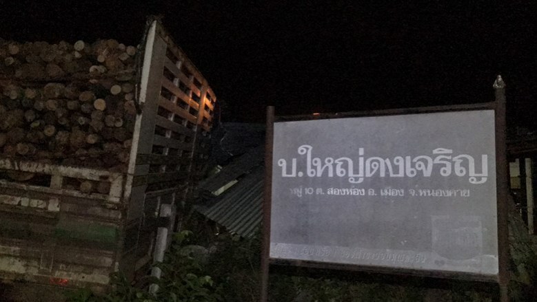 บรรทุกพ่วงเสียหลักชนบ้านพังเสียหาย